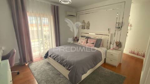 Moradia triplex com dois lugares de garagem