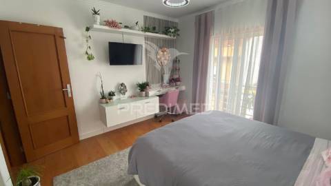 Moradia triplex com dois lugares de garagem