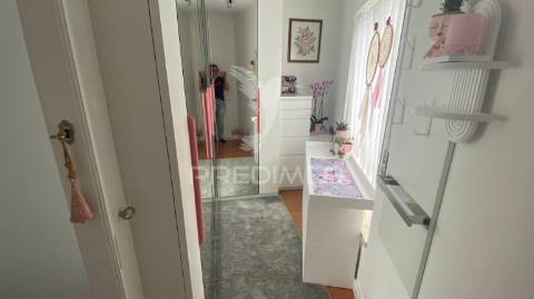 Moradia triplex com dois lugares de garagem