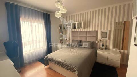 Moradia triplex com dois lugares de garagem