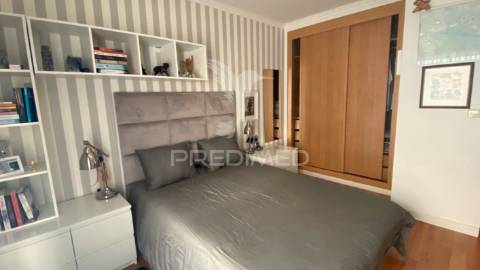 Moradia triplex com dois lugares de garagem