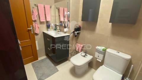 Moradia triplex com dois lugares de garagem