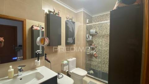 Moradia triplex com dois lugares de garagem