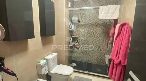 Moradia triplex com dois lugares de garagem