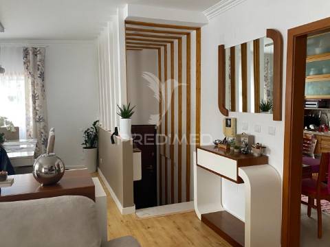 Moradia triplex com dois lugares de garagem