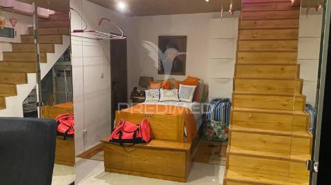 Moradia triplex com dois lugares de garagem