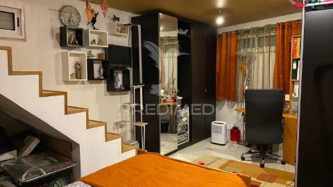 Moradia triplex com dois lugares de garagem