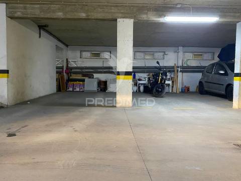 Moradia triplex com dois lugares de garagem