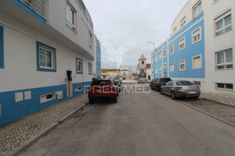 Moradia triplex com dois lugares de garagem