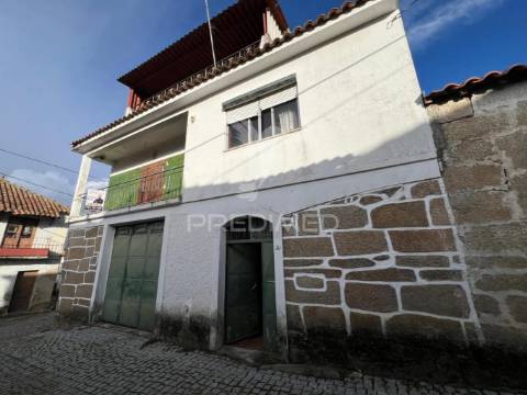 Moradia no centro de bouça (mirandela)