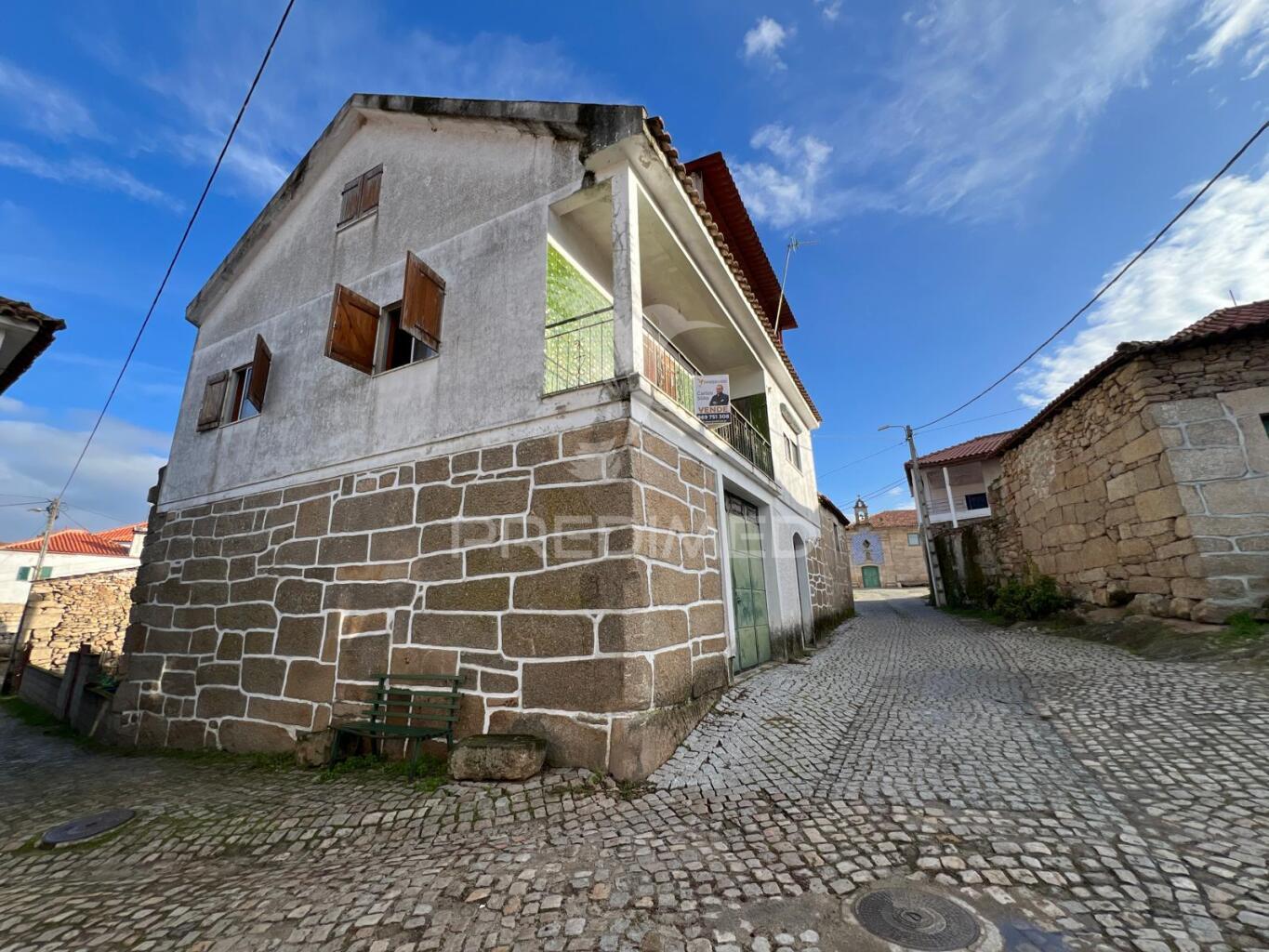 Moradia no centro de bouça (mirandela)