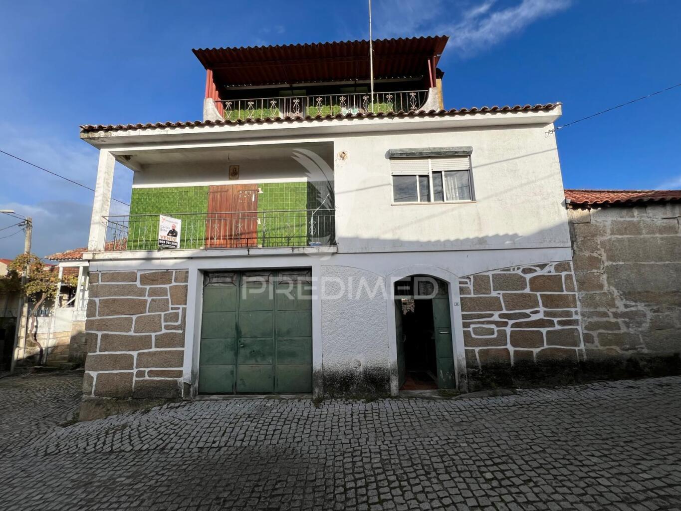 Moradia no centro de bouça (mirandela)