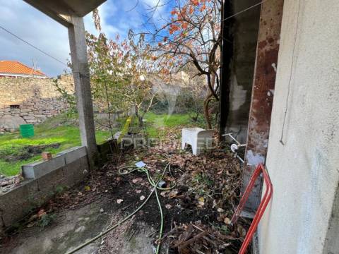 Moradia no centro de bouça (mirandela)