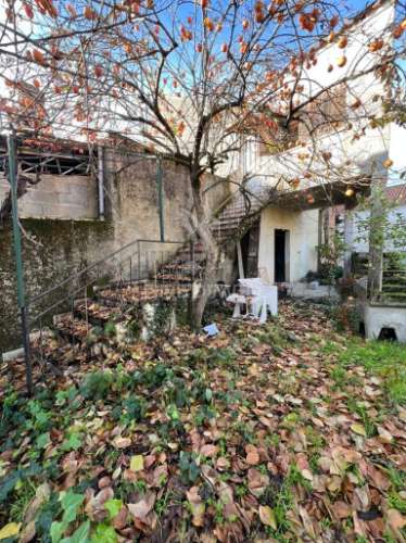 Moradia no centro de bouça (mirandela)