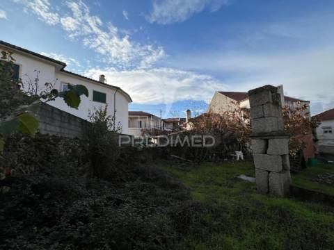 Moradia no centro de bouça (mirandela)
