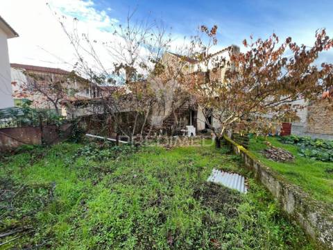 Moradia no centro de bouça (mirandela)