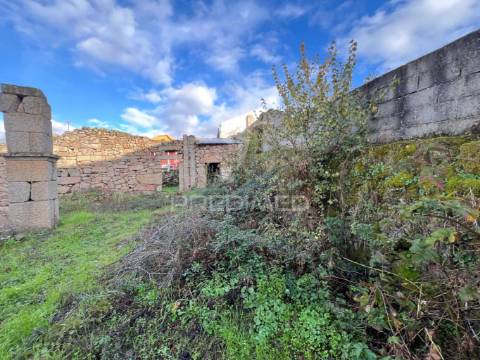 Moradia no centro de bouça (mirandela)