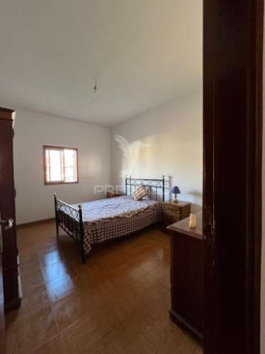 Moradia no centro de bouça (mirandela)