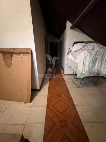 Moradia no centro de bouça (mirandela)