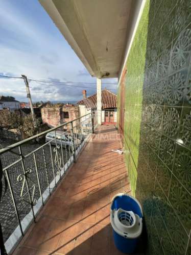 Moradia no centro de bouça (mirandela)