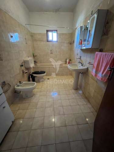 Moradia no centro de bouça (mirandela)