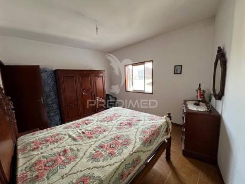 Moradia no centro de bouça (mirandela)