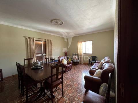 Moradia no centro de bouça (mirandela)