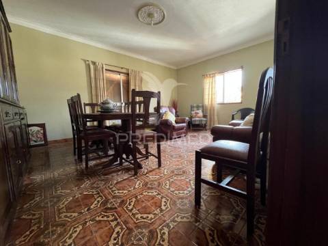 Moradia no centro de bouça (mirandela)