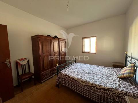 Moradia no centro de bouça (mirandela)