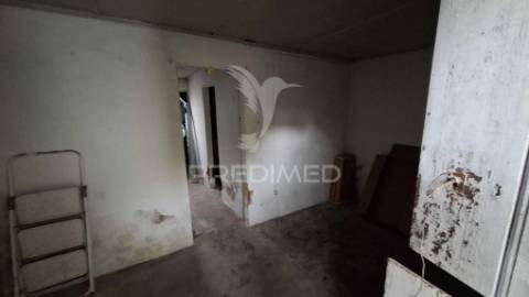 Moradia t1 térrea para recuperar em alpiarça.