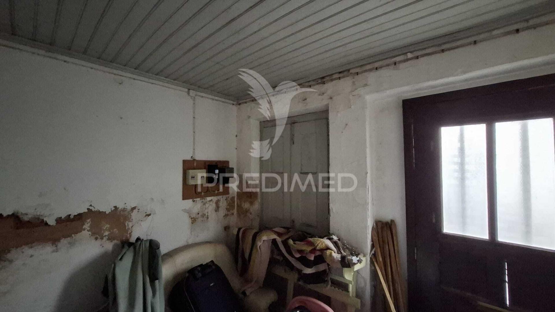 Moradia t1 térrea para recuperar em alpiarça.