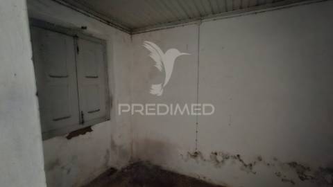 Moradia t1 térrea para recuperar em alpiarça.