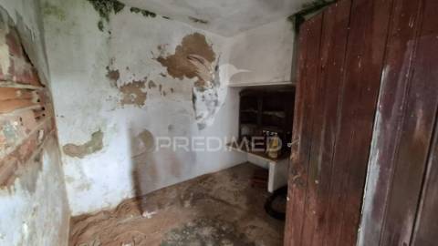 Moradia t1 térrea para recuperar em alpiarça.