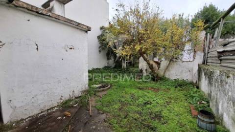 Moradia t1 térrea para recuperar em alpiarça.