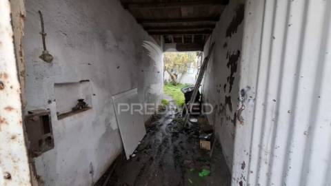 Moradia t1 térrea para recuperar em alpiarça.