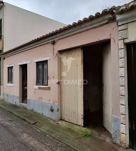 Moradia t1 térrea para recuperar em alpiarça.