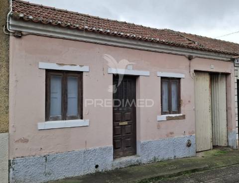 Moradia t1 térrea para recuperar em alpiarça.