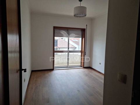 Apartamento t1+1 para arrendar na maia, centro-