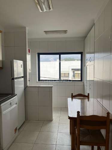Apartamento t2 em creixomil com garagem