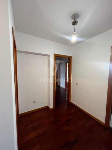 Apartamento t2 em creixomil com garagem