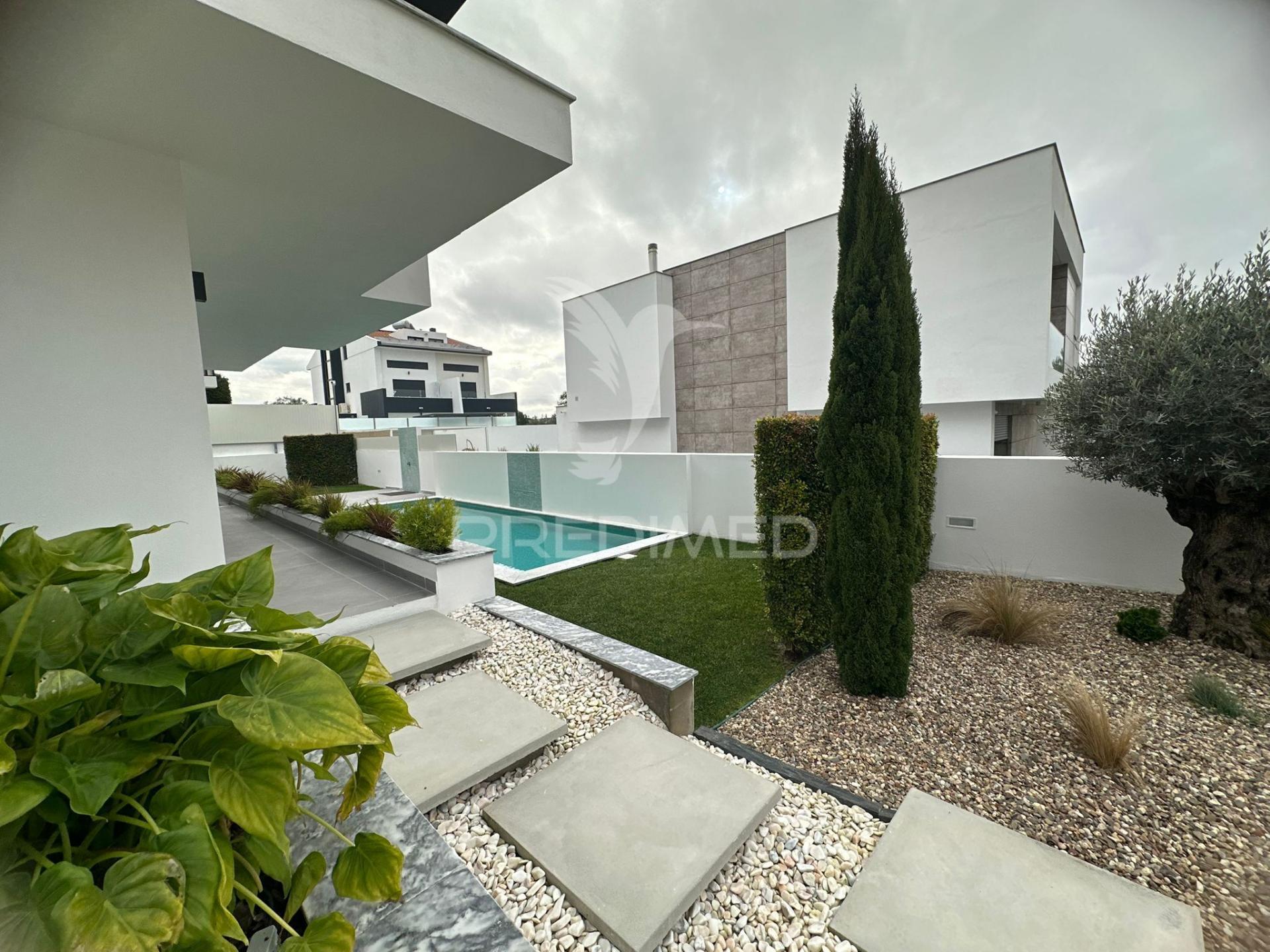 Moradia t3 contemporânea de elevada qualidade, com design distinto e jardim paisagístico