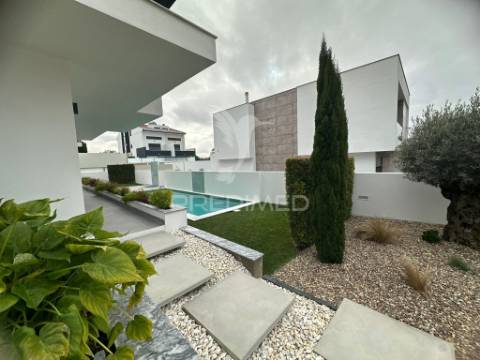 Moradia t3 contemporânea de elevada qualidade, com design distinto e jardim paisagístico