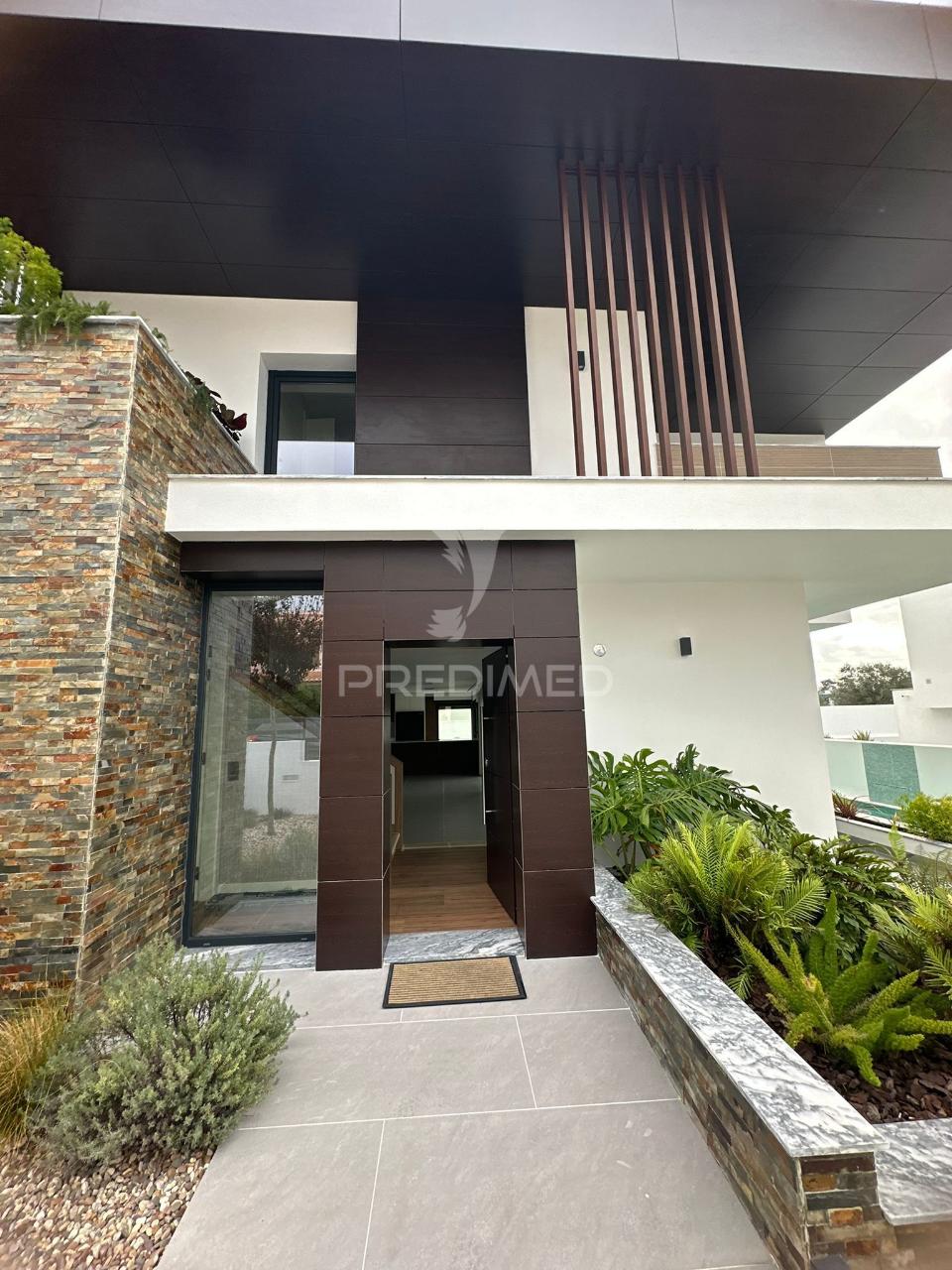 Moradia t3 contemporânea de elevada qualidade, com design distinto e jardim paisagístico