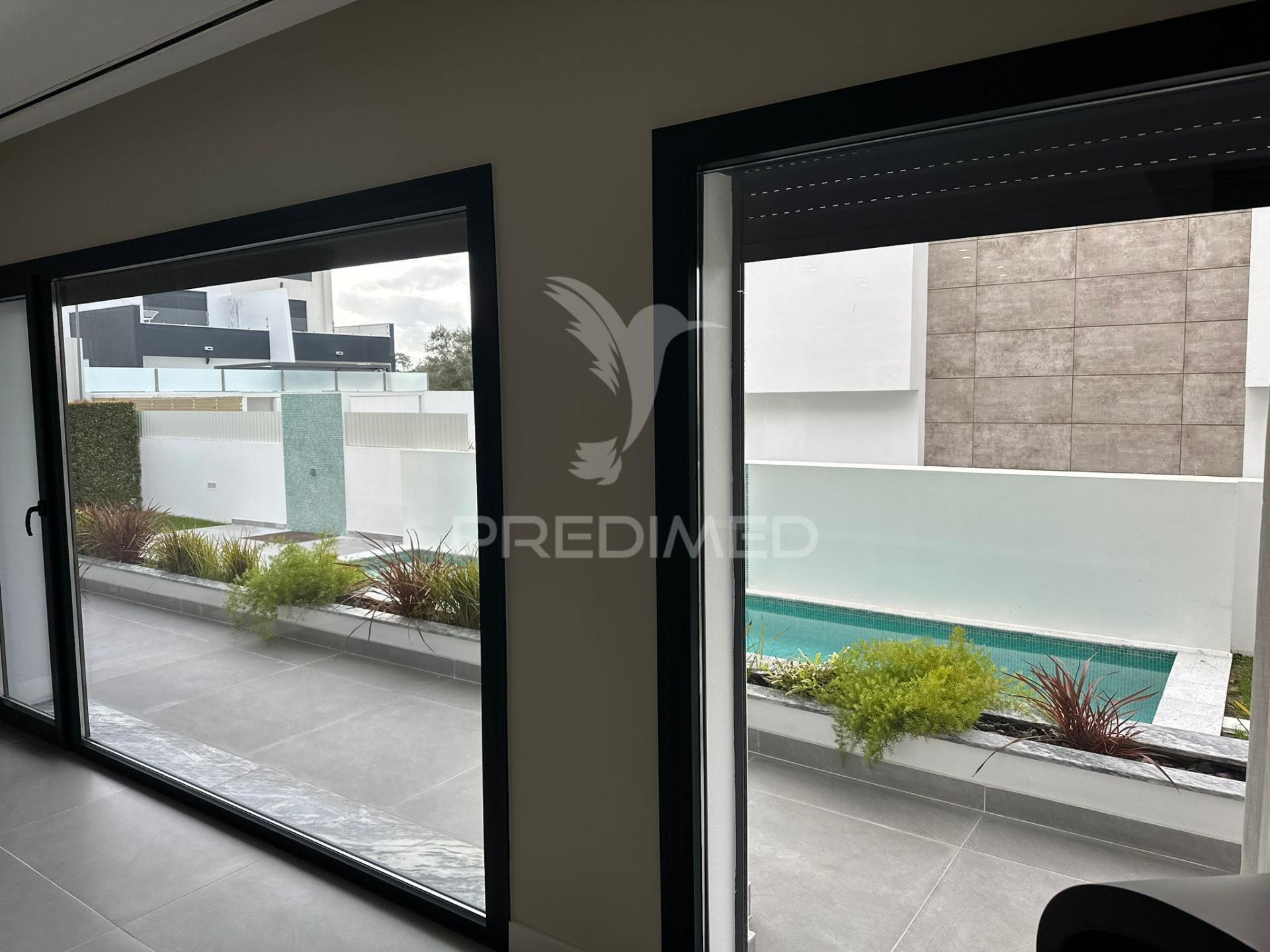 Moradia t3 contemporânea de elevada qualidade, com design distinto e jardim paisagístico