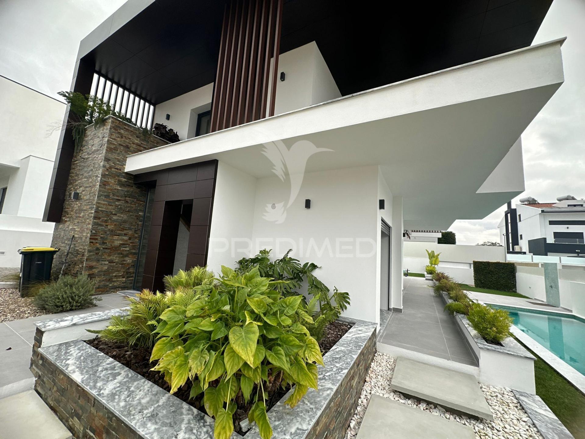 Moradia t3 contemporânea de elevada qualidade, com design distinto e jardim paisagístico