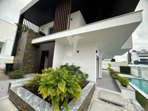 Moradia t3 contemporânea de elevada qualidade, com design distinto e jardim paisagístico