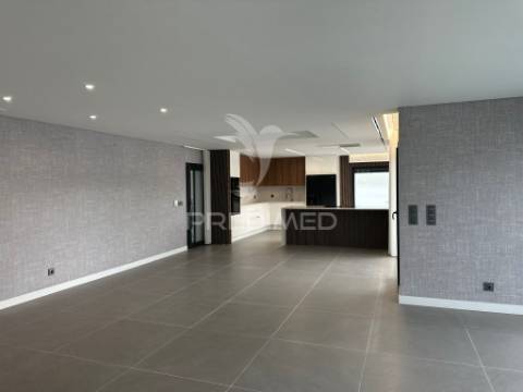 Moradia t3 contemporânea de elevada qualidade, com design distinto e jardim paisagístico