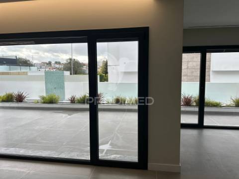 Moradia t3 contemporânea de elevada qualidade, com design distinto e jardim paisagístico