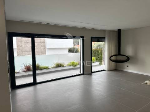 Moradia t3 contemporânea de elevada qualidade, com design distinto e jardim paisagístico