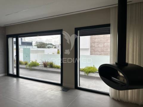 Moradia t3 contemporânea de elevada qualidade, com design distinto e jardim paisagístico